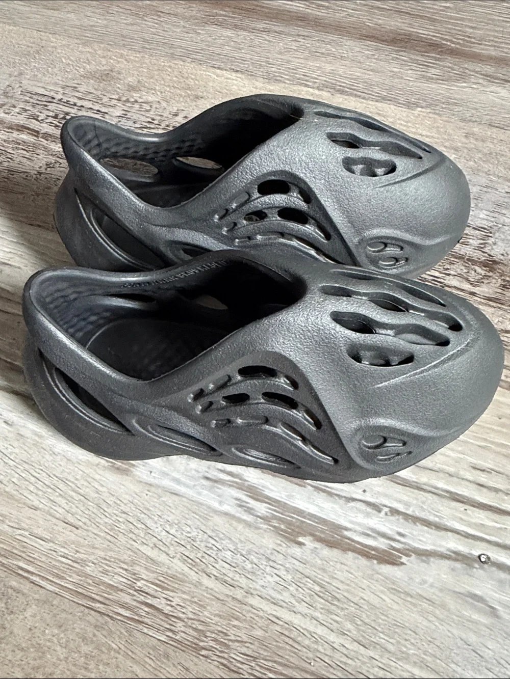 Yeezy Kids Foam Runners in Charcoal
